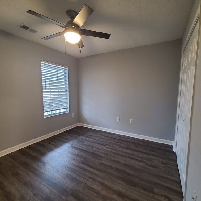 Building Photo - $500 off first months rent !!  Condo In Myrtle Beach!!