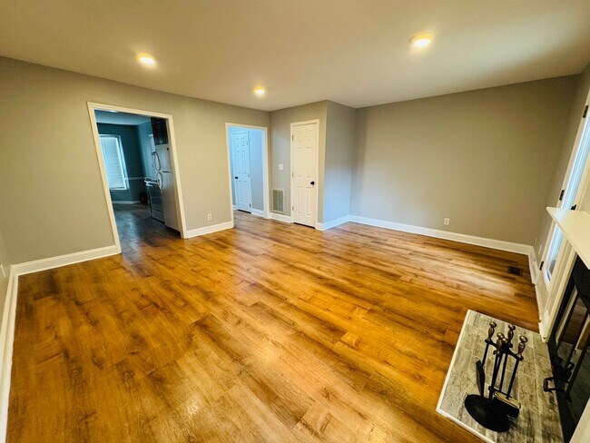 Building Photo - 5612 Darrow Dr