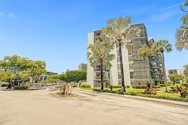 Building Photo - 20400 W Country Club Dr