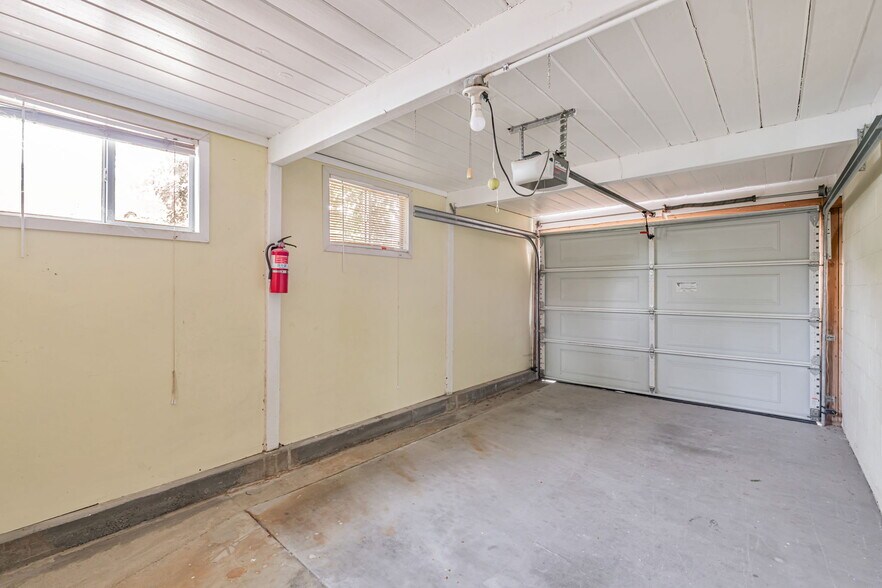 Building Photo - 5400 Valletta Way