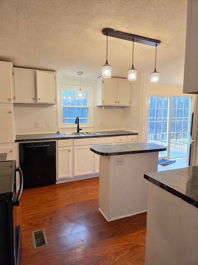 Building Photo - 3 bedroom mobile home in Iron Station