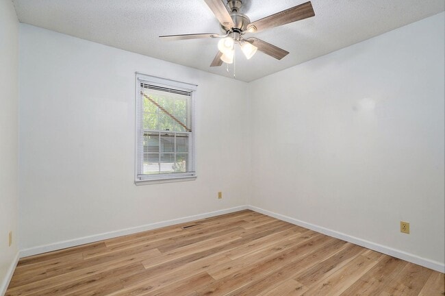 Building Photo - Charming 3 Bedroom House in Springfield!