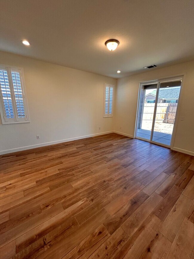 Building Photo - Beautiful home for rent in gated community in Visalia