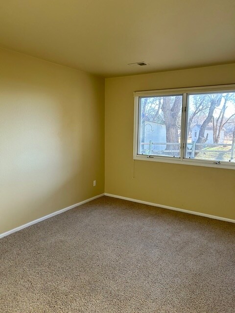 Building Photo - 3670 Point Dr