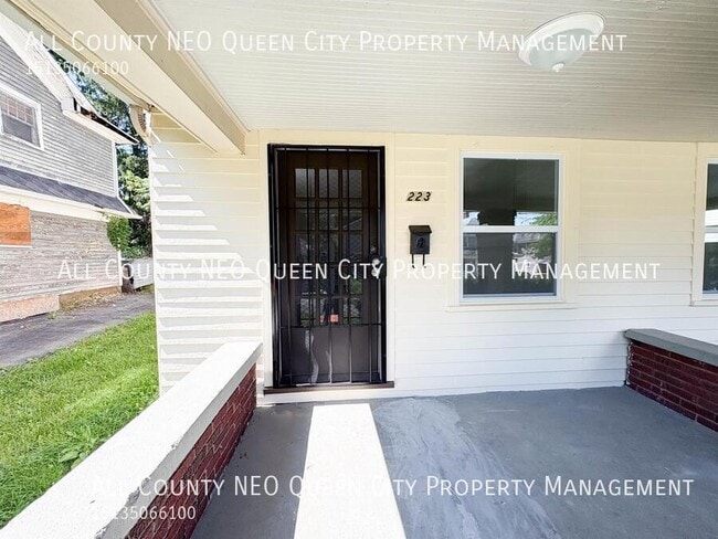 Building Photo - 223 W Parkwood Dr