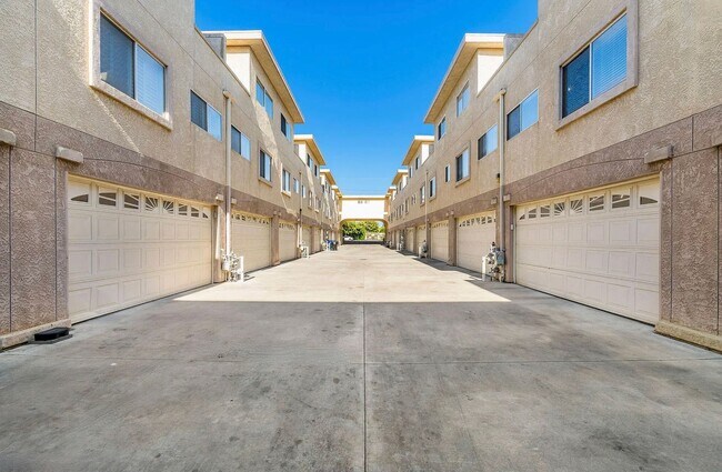 Building Photo - Beautifully Updated 3-Bedroom Tri-Level Co...