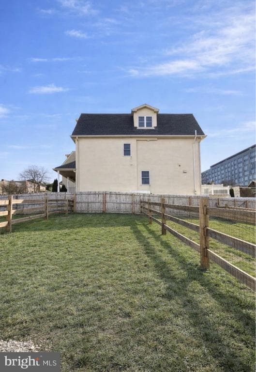 Building Photo - 125 Maple St