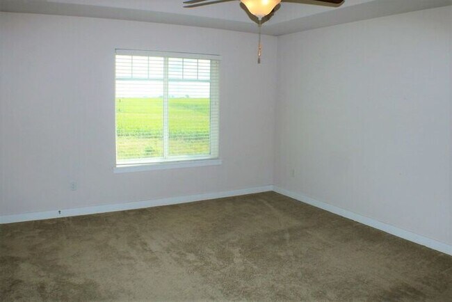 Building Photo - $2,000 | 3 Bedroom, 3 Bathroom TOWN HOME | PET Friendly* | Sublease* | Available for August 1st, ...