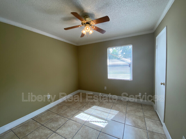 Building Photo - 137 Deerwood Ct
