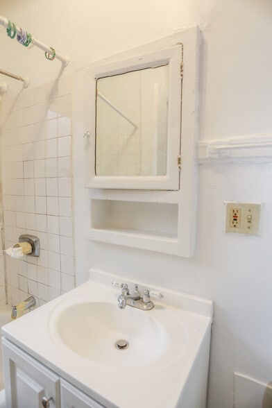 Building Photo - 7445 N Greenview Ave