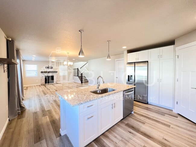 Building Photo - Gorgeous Home Located South by COS Airport