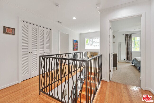 Building Photo - 2035 Thayer Ave