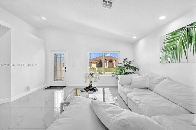 Building Photo - 252 Malibu Cir