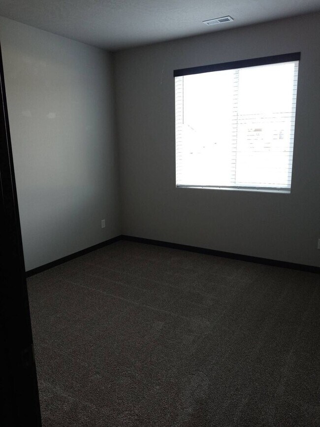 Building Photo - Beautiful 3-bedroom, 2-bath home at Woodbr...
