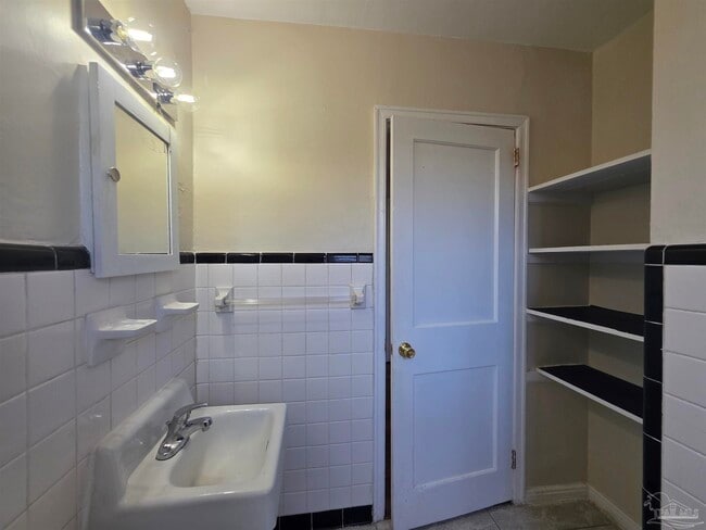 Building Photo - 203 SE Syrcle Dr