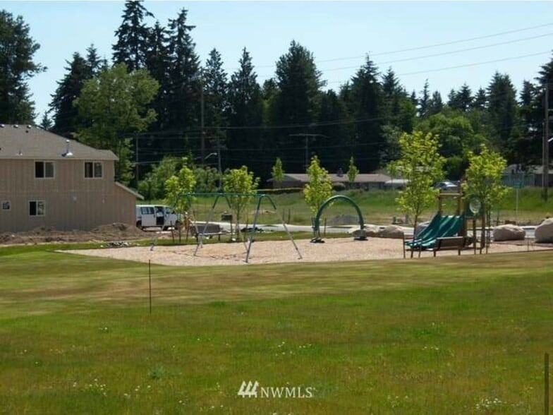 neighborhood common area - 623 Rivenhurst St