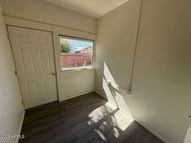 Building Photo - 647 E 8th St