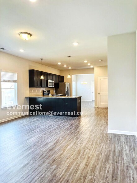 Building Photo - 2217 Silverton Dr