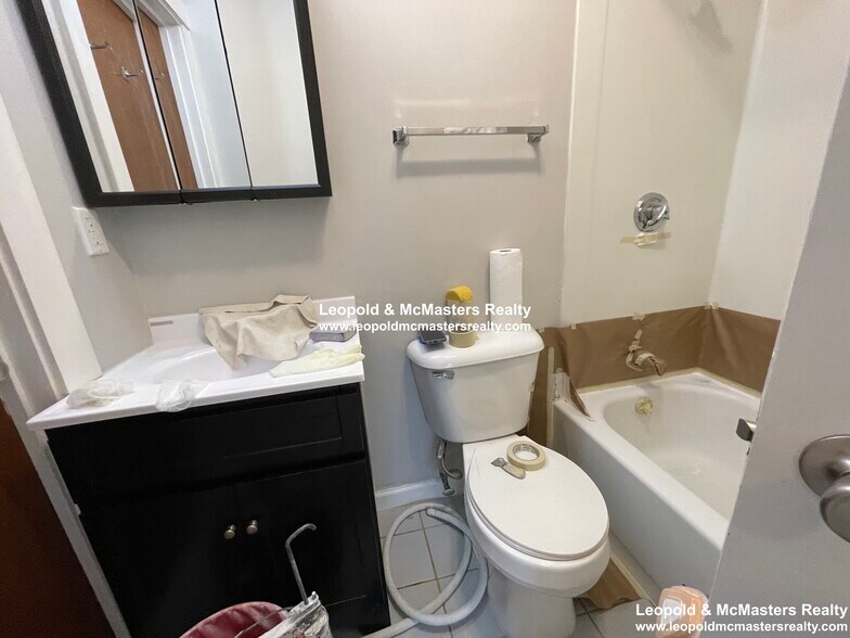 Building Photo - 592 Cambridge St