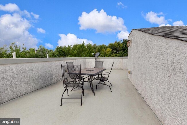 Building Photo - 2464 Frankford Ave