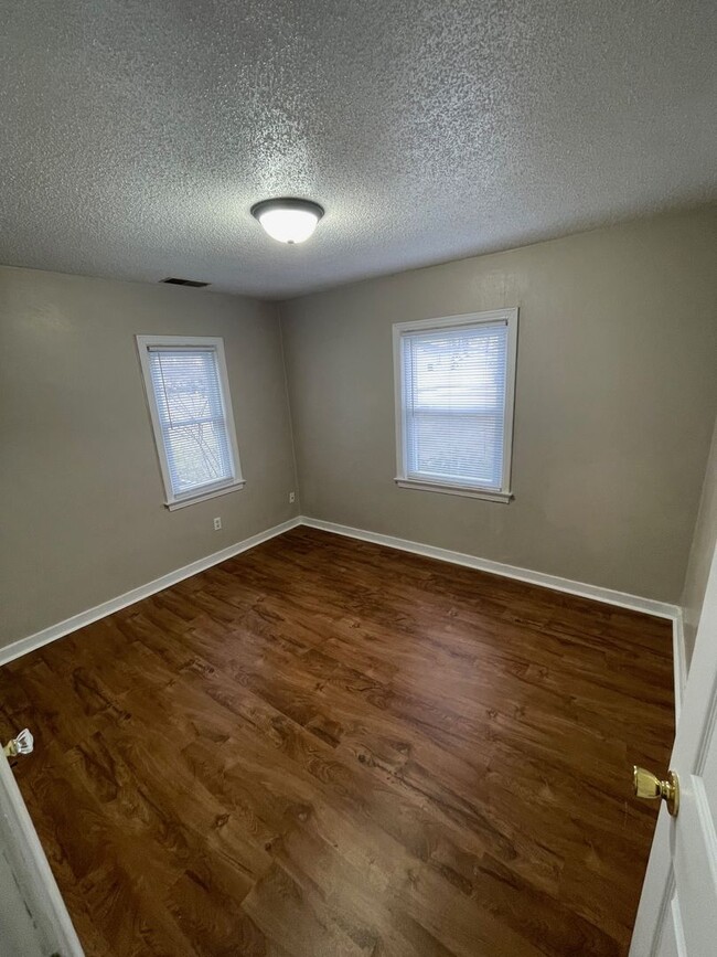 Building Photo - Lovely 2 Bedroom Southside Holland