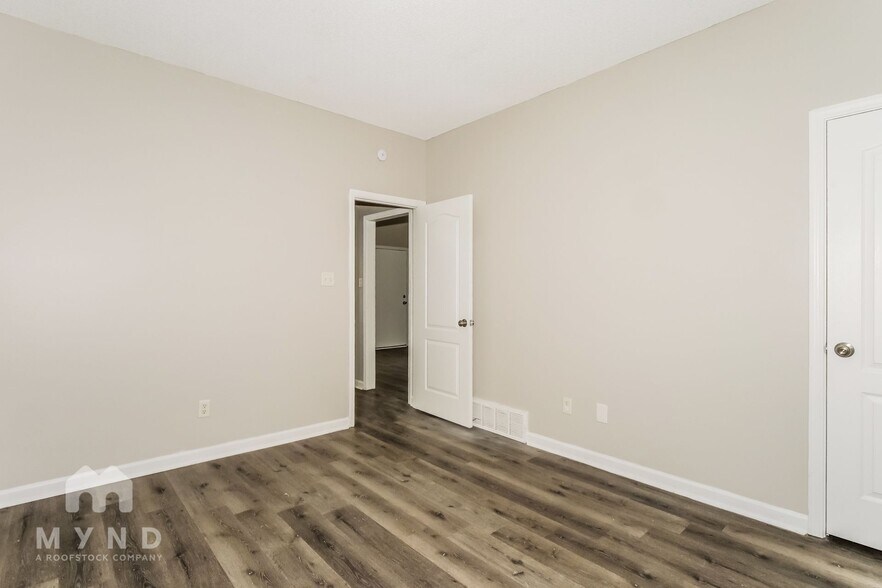 Building Photo - 8647 Rogers Park Ave