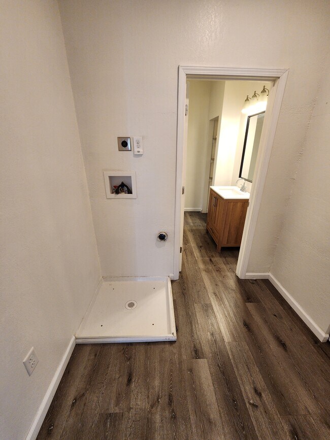 Building Photo - 4701 Elm St