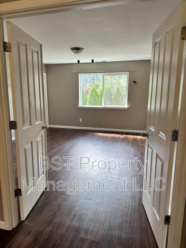 Building Photo - 227 Pioneer Dr