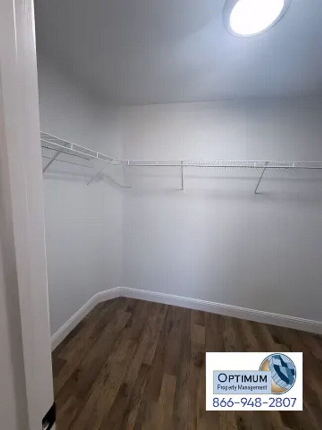 Building Photo - Spacious 4-Bedroom Home with Elegant Finishes & Convenient Location