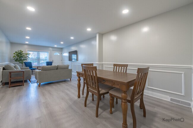 Building Photo - 6259 W Peterson Ave