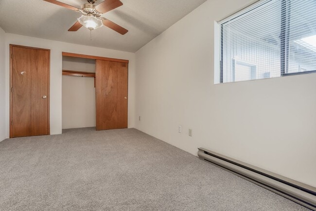 Building Photo - Great 2 Bed 1 Bath Duplex w/ New Flooring ...