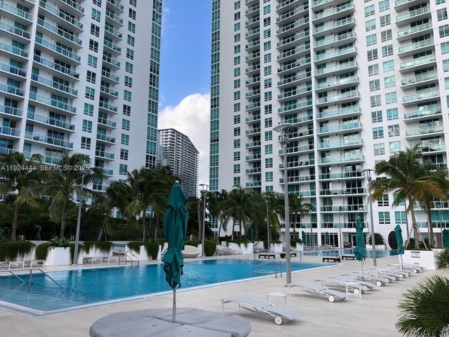 Building Photo - 950 Brickell Bay Dr