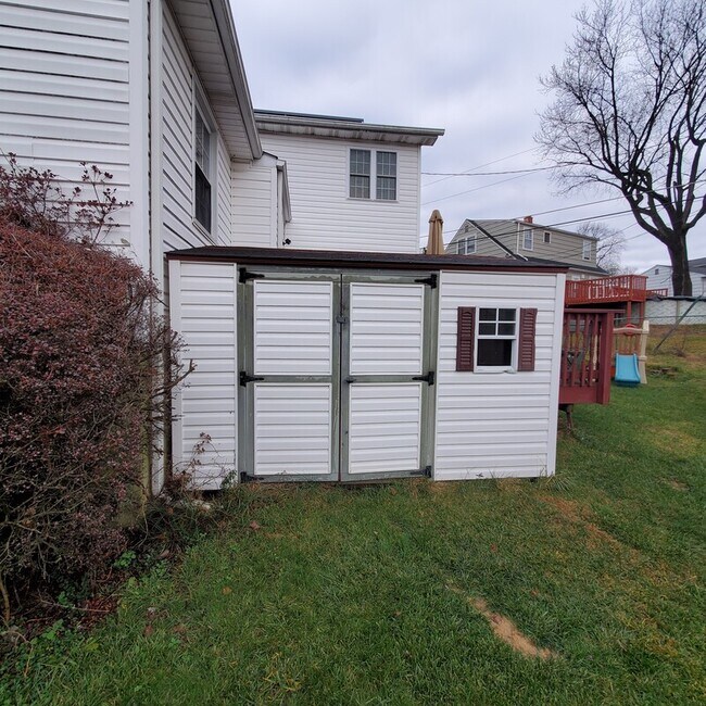 Building Photo - 210 Highmeadow Rd