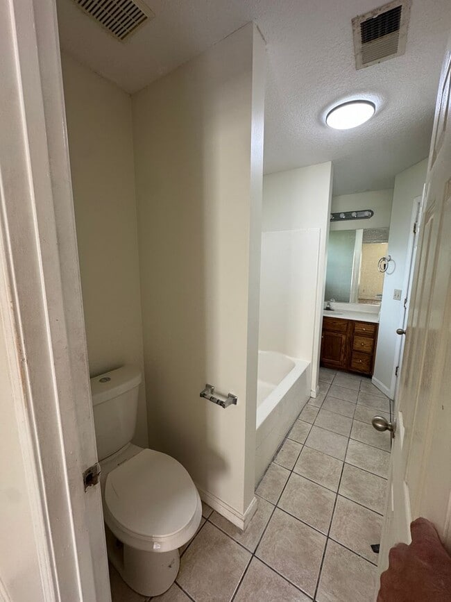 Building Photo - 3 Bed / 2 Bath Available Now!