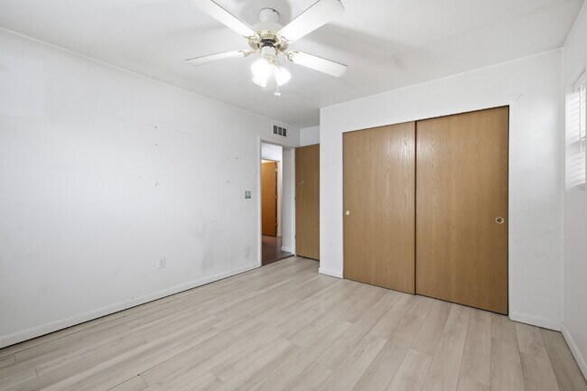 Building Photo - Spacious 5-Bed Retreat with Modern Updates in Aurora. Included - Greenhouse and Shed!