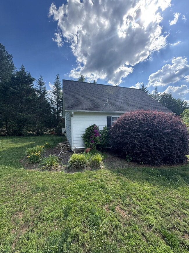 Building Photo - "Charming Furnished Studio Apartment Retreat in Valley Head – Cozy 300 Sq Ft!"