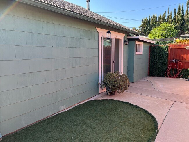 Building Photo - Charming Anaheim Cottage