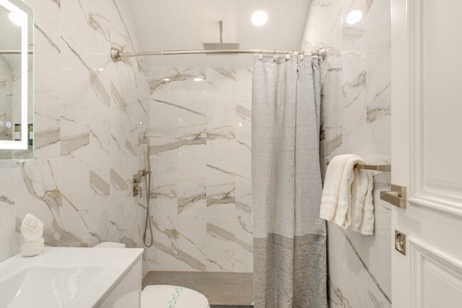 Building Photo - 2135 Rosemont Dr