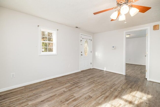 Building Photo - Updated 2-Bedroom Home Walking Distance to Longwood University!