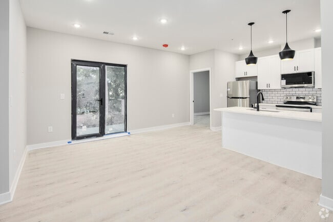 2BR, 2BA - 850SF - Kitchen / Dining Room - 317 Kennedy St NW
