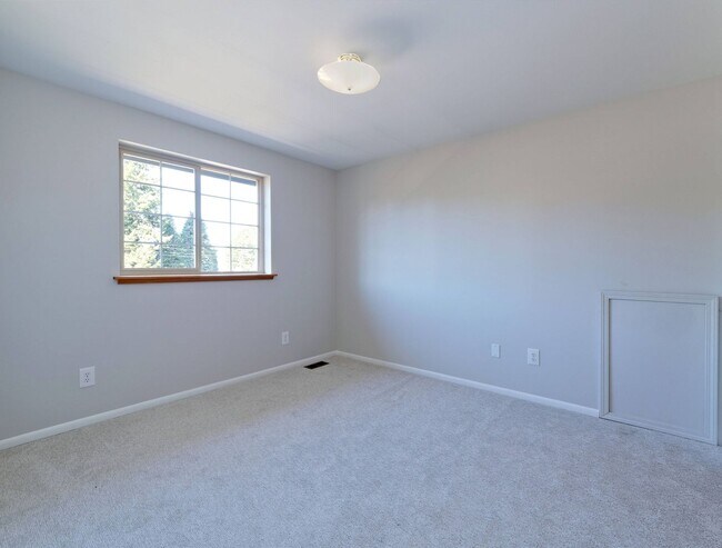 Building Photo - 721 Crown Dr