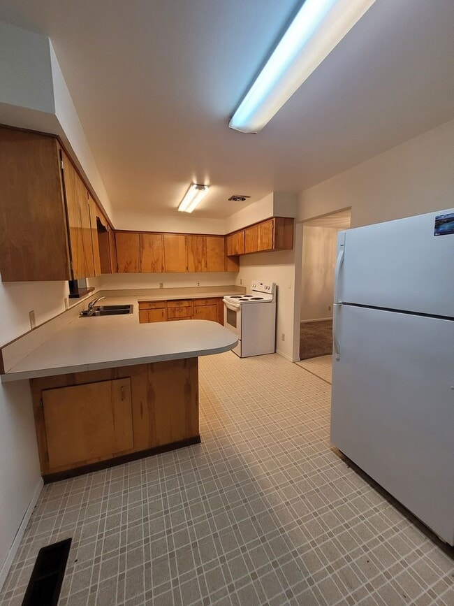 Building Photo - FREE DECEMBER RENT - New Interior Paint/ 1637 Sq Ft