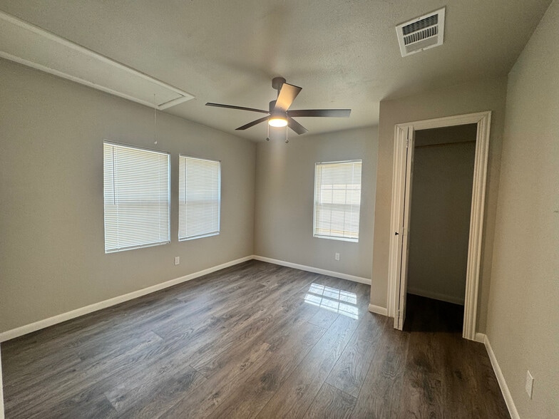 Building Photo - Room in House on Cross St