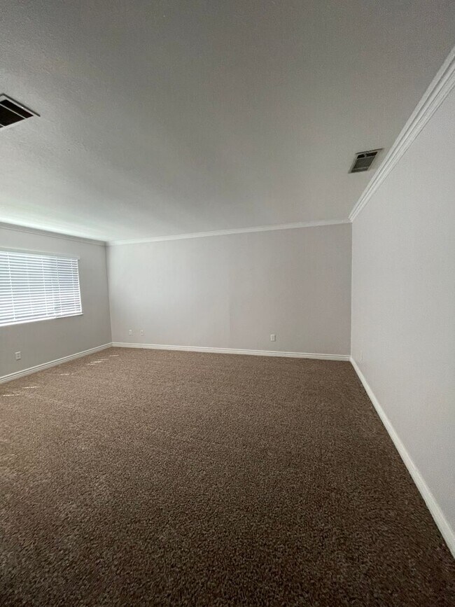 Building Photo - Spacious home in Tulare coming soon!
