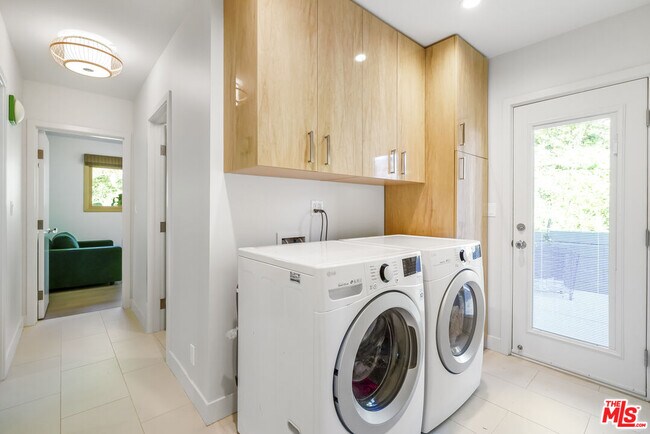 Building Photo - 375 S Surfview Dr