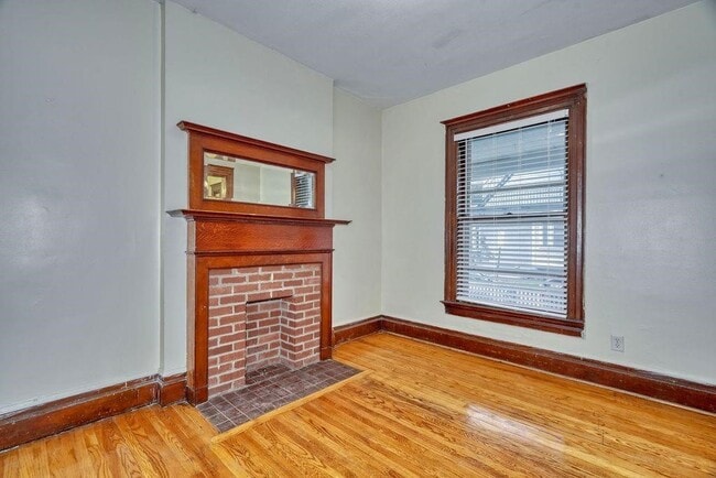 Building Photo - 371 Alexander St