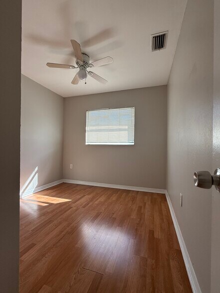 1st bd at front - 4410 N 40th St