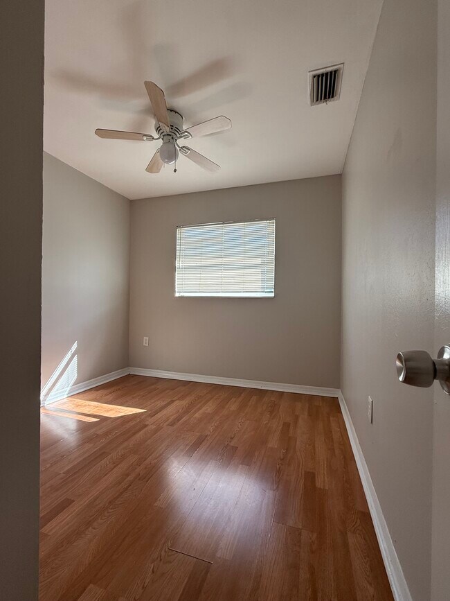 1st bd at front - 4410 N 40th St