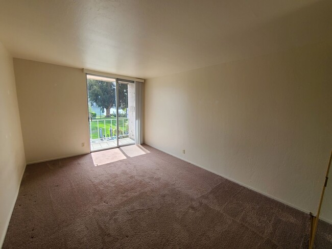 Building Photo - Beautiful Condo In Front of Lake Merritt!