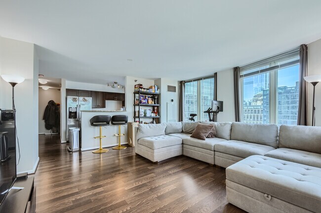 Building Photo - 345 N La Salle Dr
